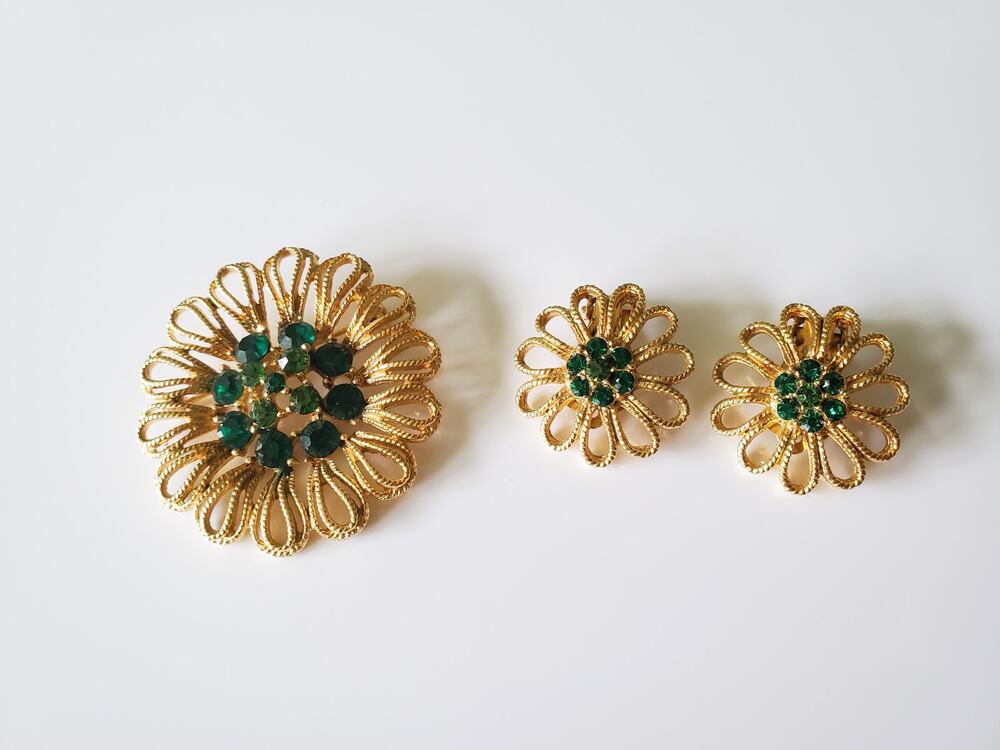 Vintage Green Stone Floral Brooch and Jewelry Set